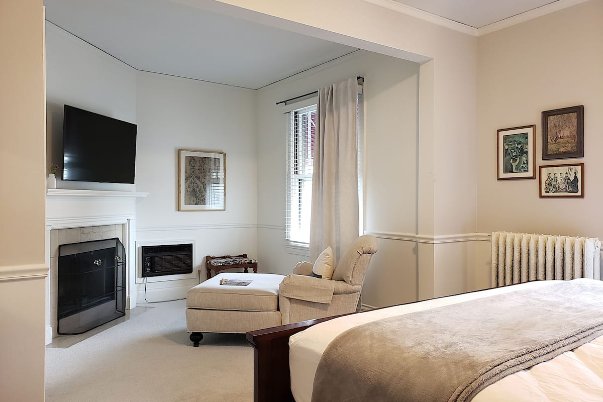 superior room, 1 king bed, jetted tub | free wifi, bed sheets