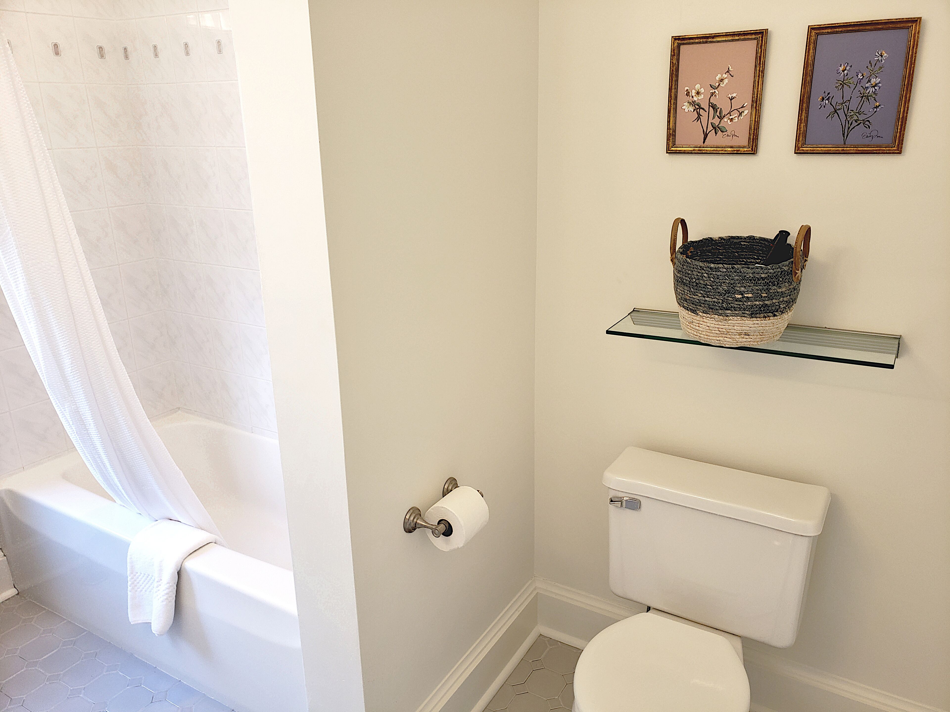 combined shower/bathtub, towels