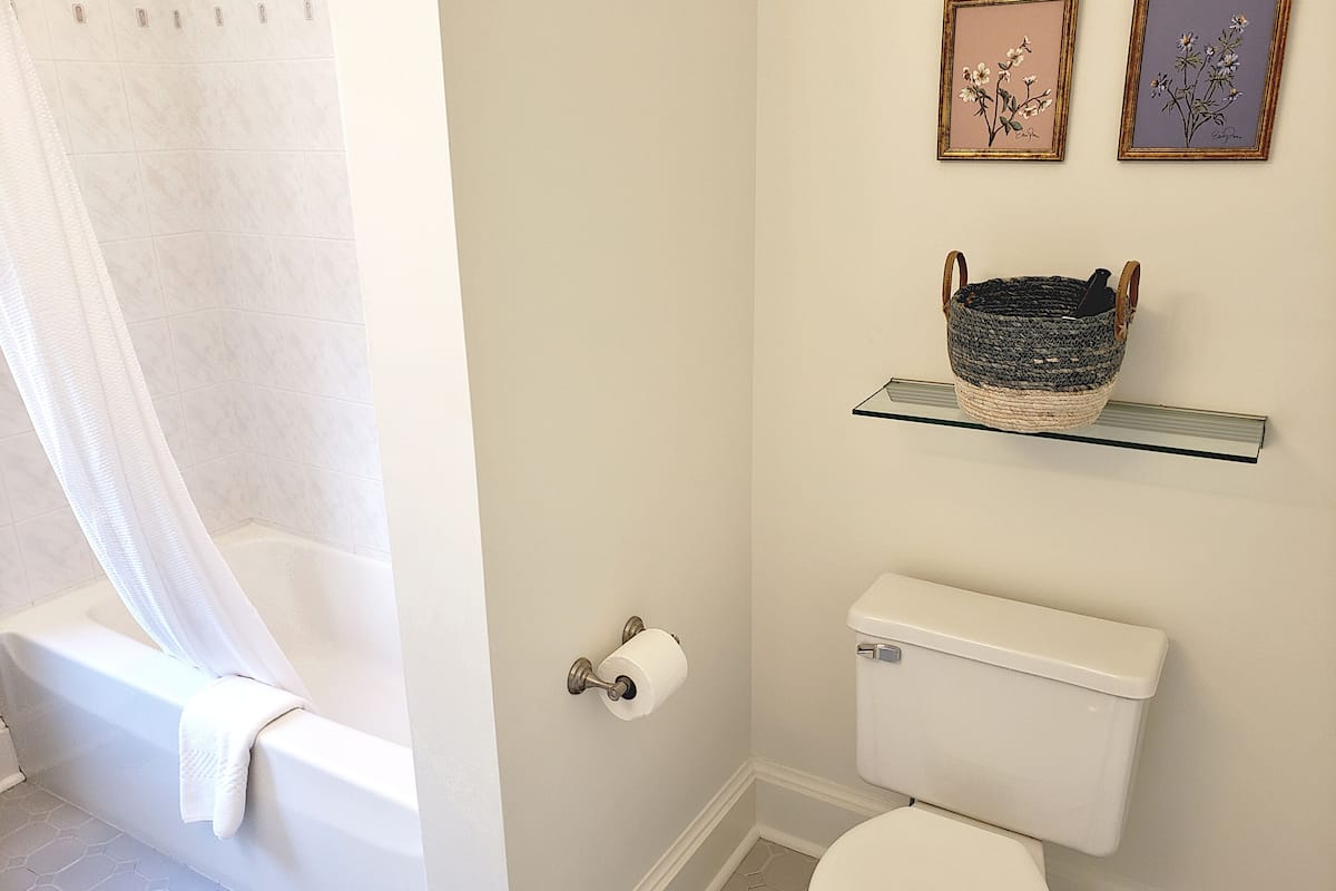 combined shower/bathtub, towels