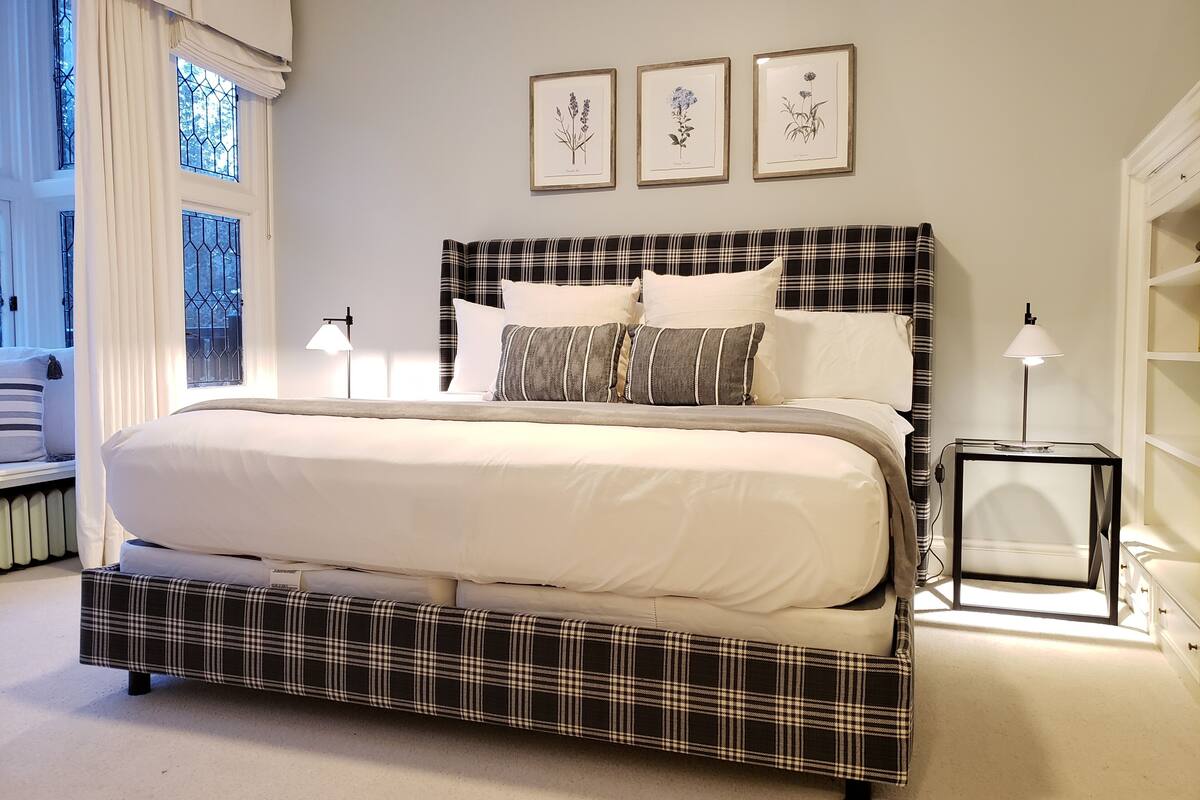 economy room, 1 king bed | free wifi, bed sheets