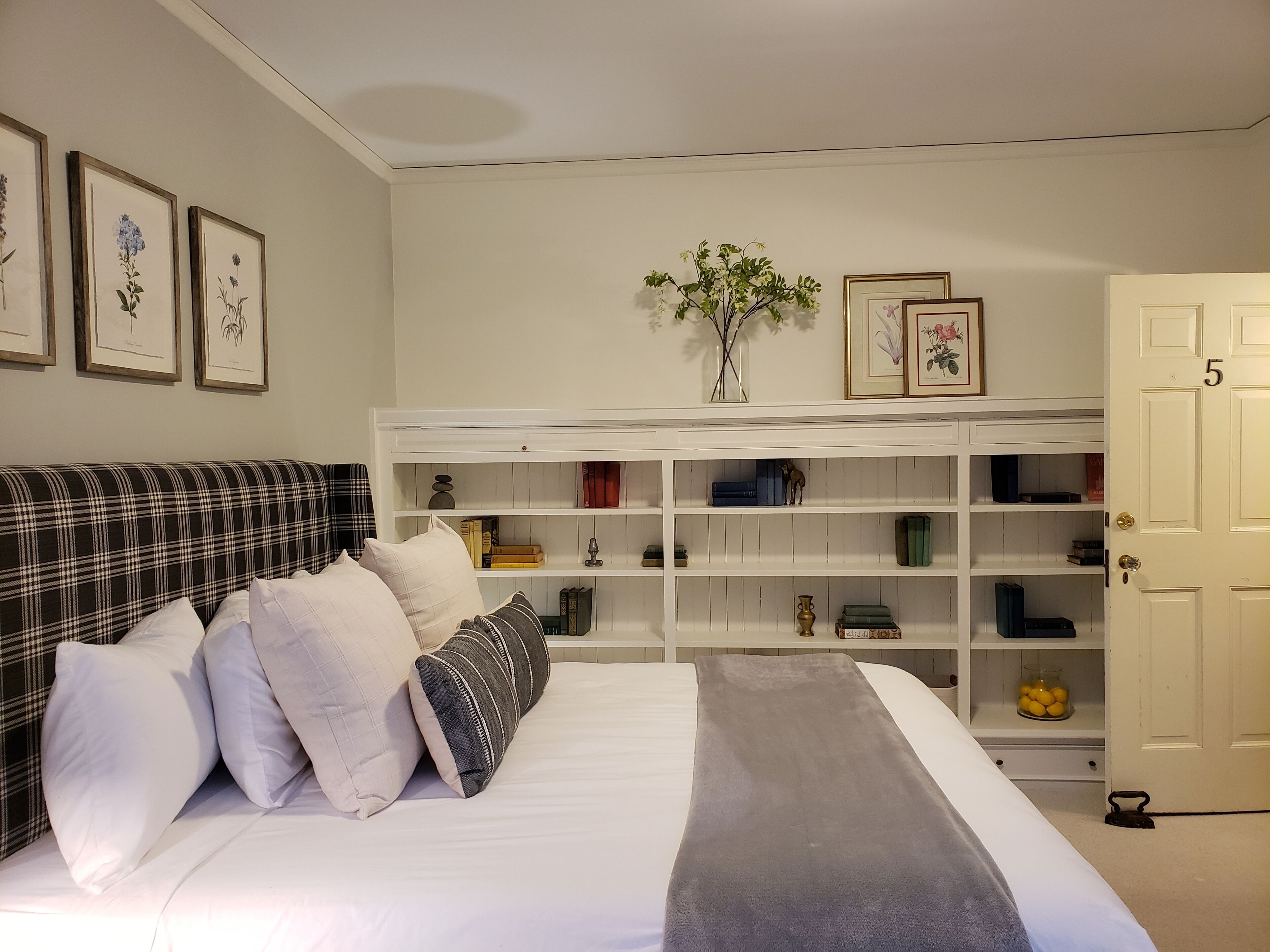 economy room, 1 king bed | free wifi, bed sheets