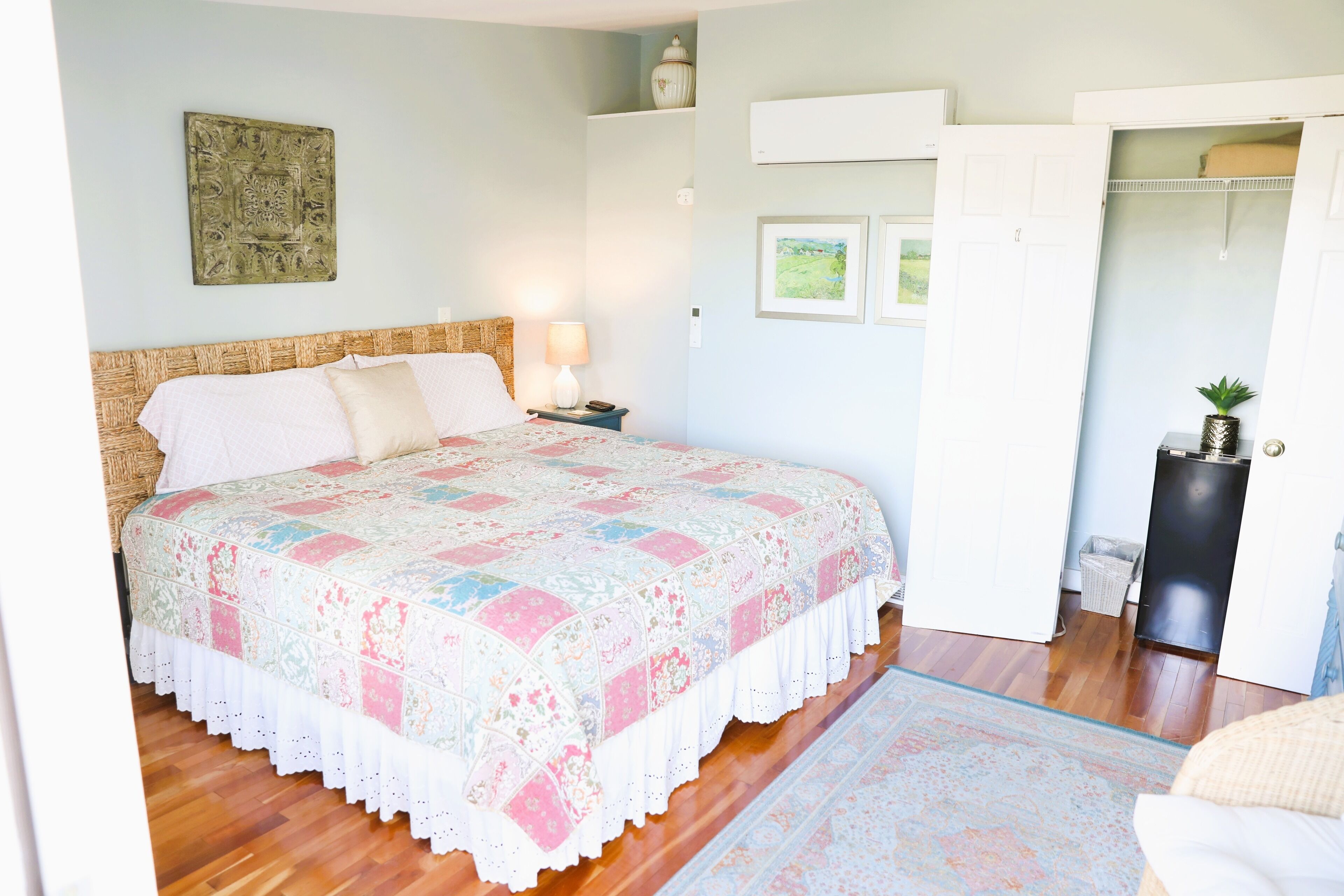 An English Garden Bed & Breakfast - King Room with Private Entry