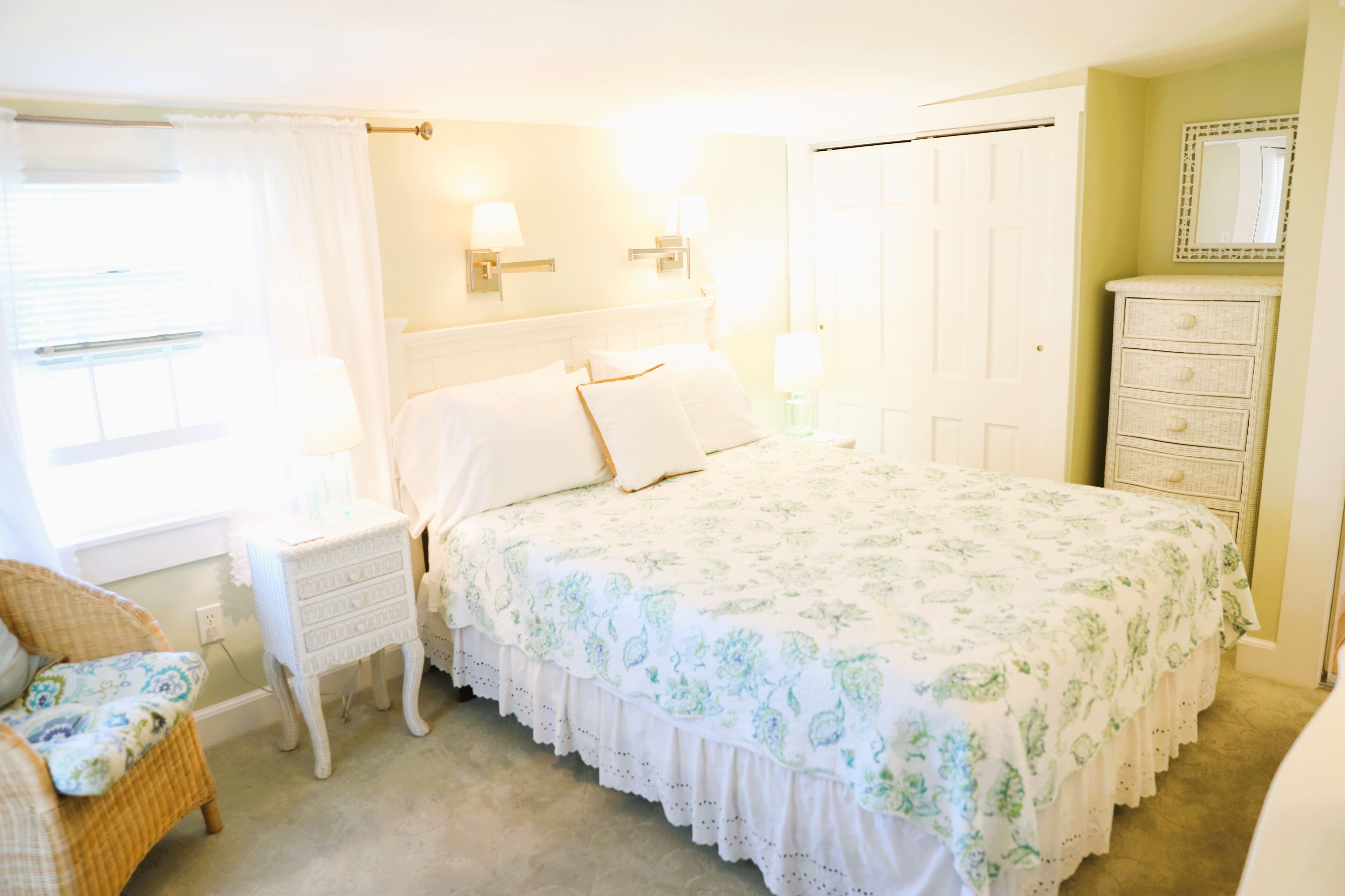 An English Garden Bed & Breakfast - Queen Room with Balcony