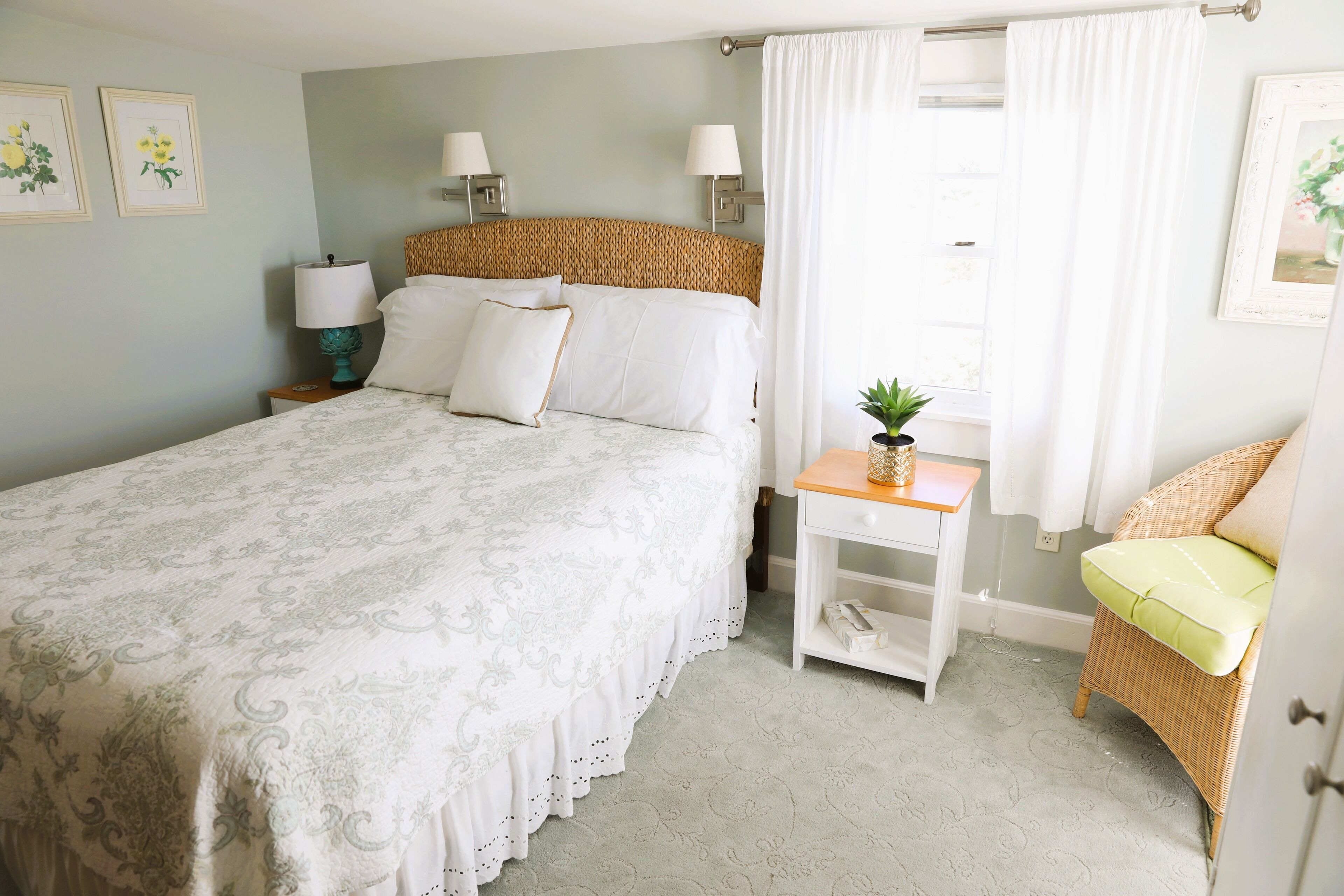 An English Garden Bed & Breakfast - Queen Room with Balcony and Ocean View 304
