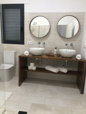 Een douche, een bidet, handdoeken, zeep