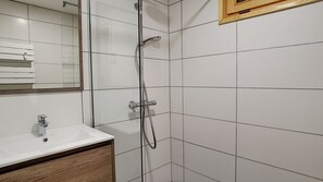 Douche, sĂšche-cheveux
