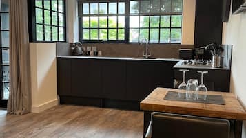 Deluxe Studio, Ensuite | Shared kitchen