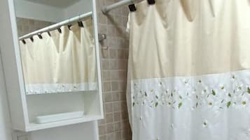 Standard Cabin | Bathroom | Shower, free toiletries, hair dryer, bidet