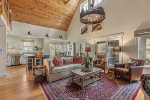 Smart TV, fireplace - Creekwood Cottage - Highlands NC (Highlands)