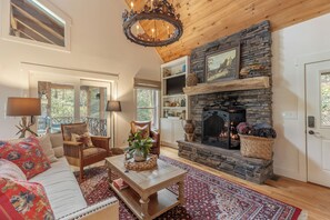 Smart TV, fireplace - Creekwood Cottage - Highlands NC (Highlands)