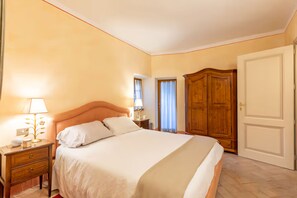 3 bedrooms, desk, iron/ironing board, free WiFi - La Terrazza, Cetona, Tuscany, historic stone house with garden. (Cetona)