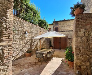 Outdoor dining - La Terrazza, Cetona, Tuscany, historic stone house with garden. (Cetona)