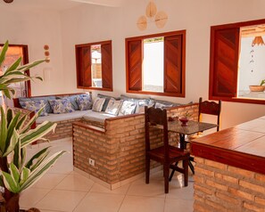 Casa familiar | Sala de estar | Televisión de 42 pulgadas con canales por satélite