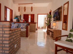 Casa familiar | Sala de estar | Televisión de 42 pulgadas con canales por satélite