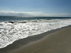 På stranden