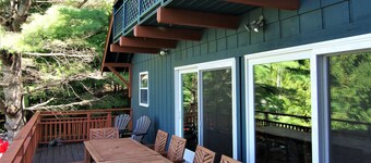 Lake side Chalet Brant Lake w/ outdoor Hot Tub
