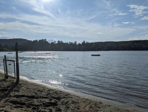 Una spiaggia nelle vicinanze, lettini da mare