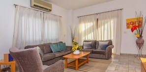 Télévision, lecteur de DVD, livres, chaîne hi-fi