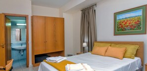 3 chambres, coffres-forts dans les chambres, fer et planche à repasser