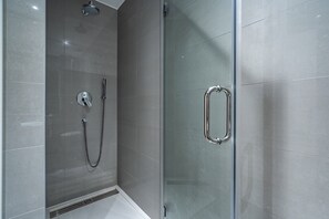Douche, sèche-cheveux, serviettes fournies