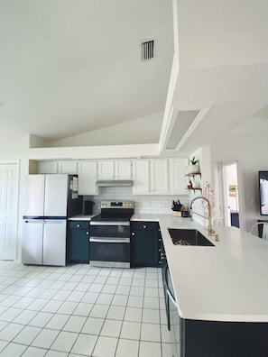 Fridge, microwave, oven, stovetop - Family Friendly Getaway close to beach (Navarre)