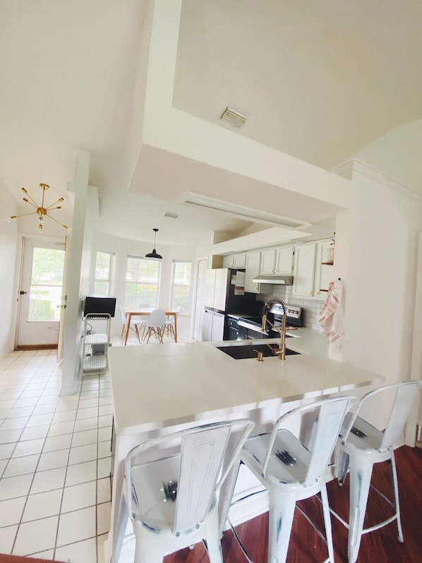 Fridge, microwave, oven, stovetop - Family Friendly Getaway close to beach (Navarre)