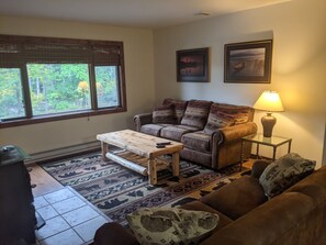 Smart TV - Eagle's Nest at Adirondack Lodge- 3 BR Cabin -8 mins to Lake George Village! (Lake George)