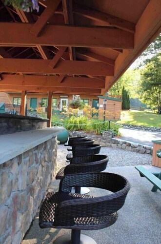 Eagle's Nest at Adirondack Lodge- 3 BR Cabin -8 mins to Lake George Village!