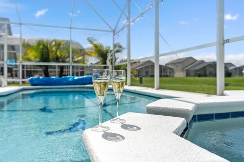 4BR/3Bath Home, pool/spa, game room, lake view. Closer to ALL ATTRACTIONS