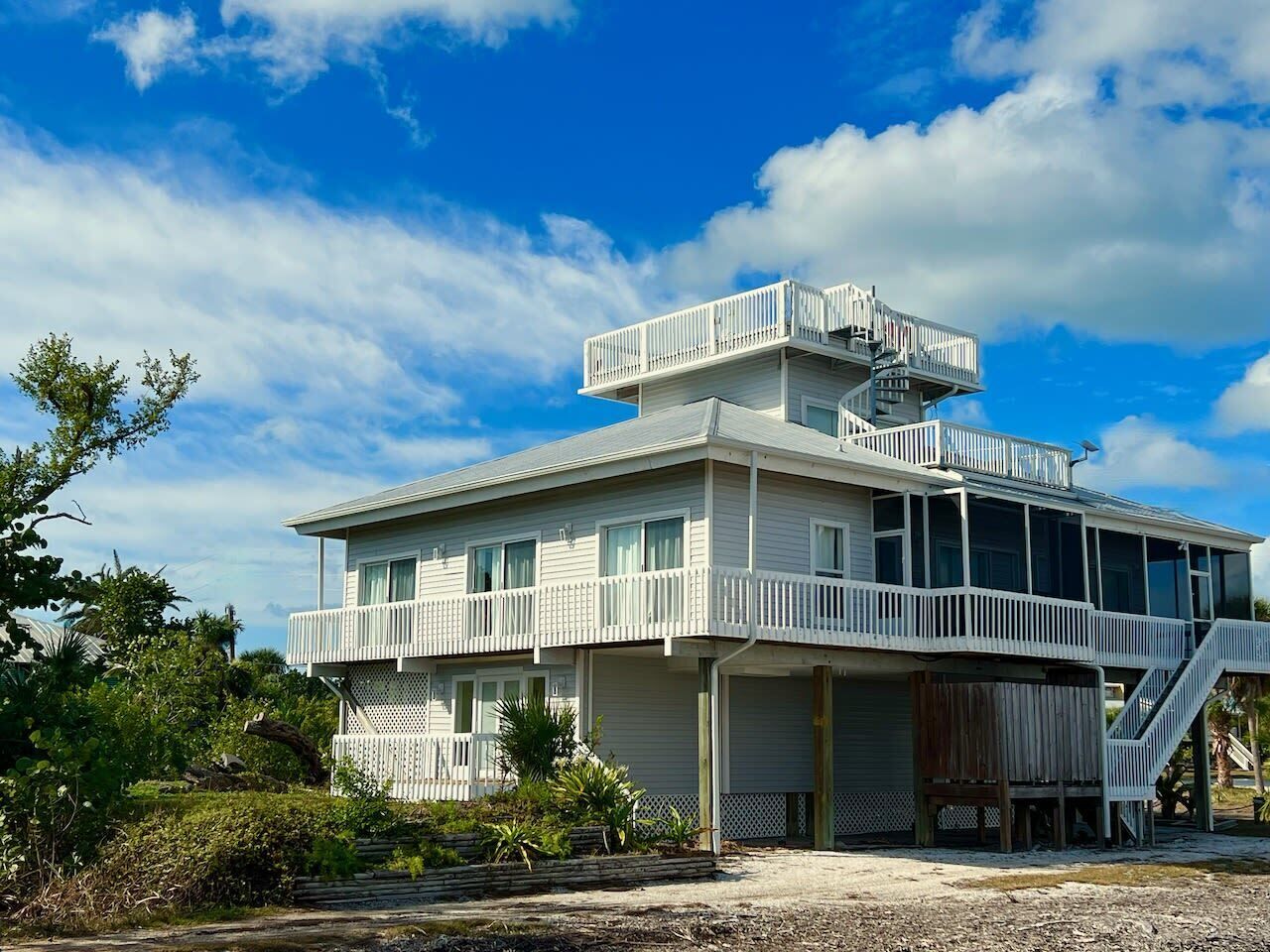 DreamCatcher:  Stunning home, fabulous views from rooftop deck!