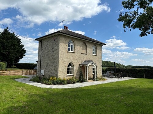 CROWS HALL IS AN IDYLLIC RETREAT IN BEAUTIFUL COUNTRYSIDE AN HOUR FROM LONDON.