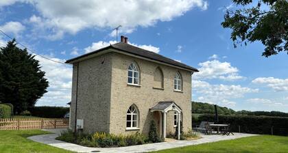 CROWS HALL IS AN IDYLLIC RETREAT IN BEAUTIFUL COUNTRYSIDE AN HOUR FROM LONDON.