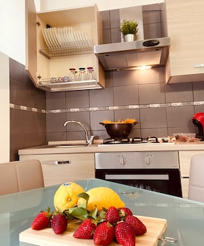 Réfrigérateur, four à micro-ondes, un four, surface de cuisson