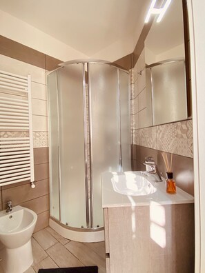 Doccia, asciugacapelli, bidet, asciugamani