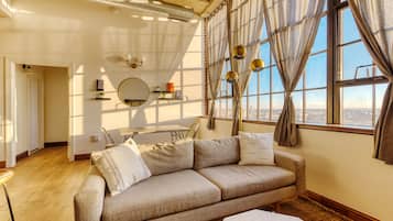 Penthouse, 1 Bedroom | Living area