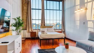 Estudio estándar, 1 cama Queen size y sofá cama, vista a la ciudad | 1 habitación y espacio para trabajar con laptop
