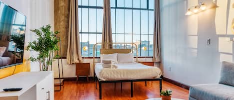 Standard Studio, 1 Queen Bed with Sofa bed, City View | 1 bedroom, laptop workspace, iron/ironing board, free cots/infant beds