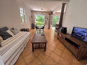 3 Schlafzimmer, Schreibtisch, Bügeleisen/Bügelbrett, Reisekinderbett