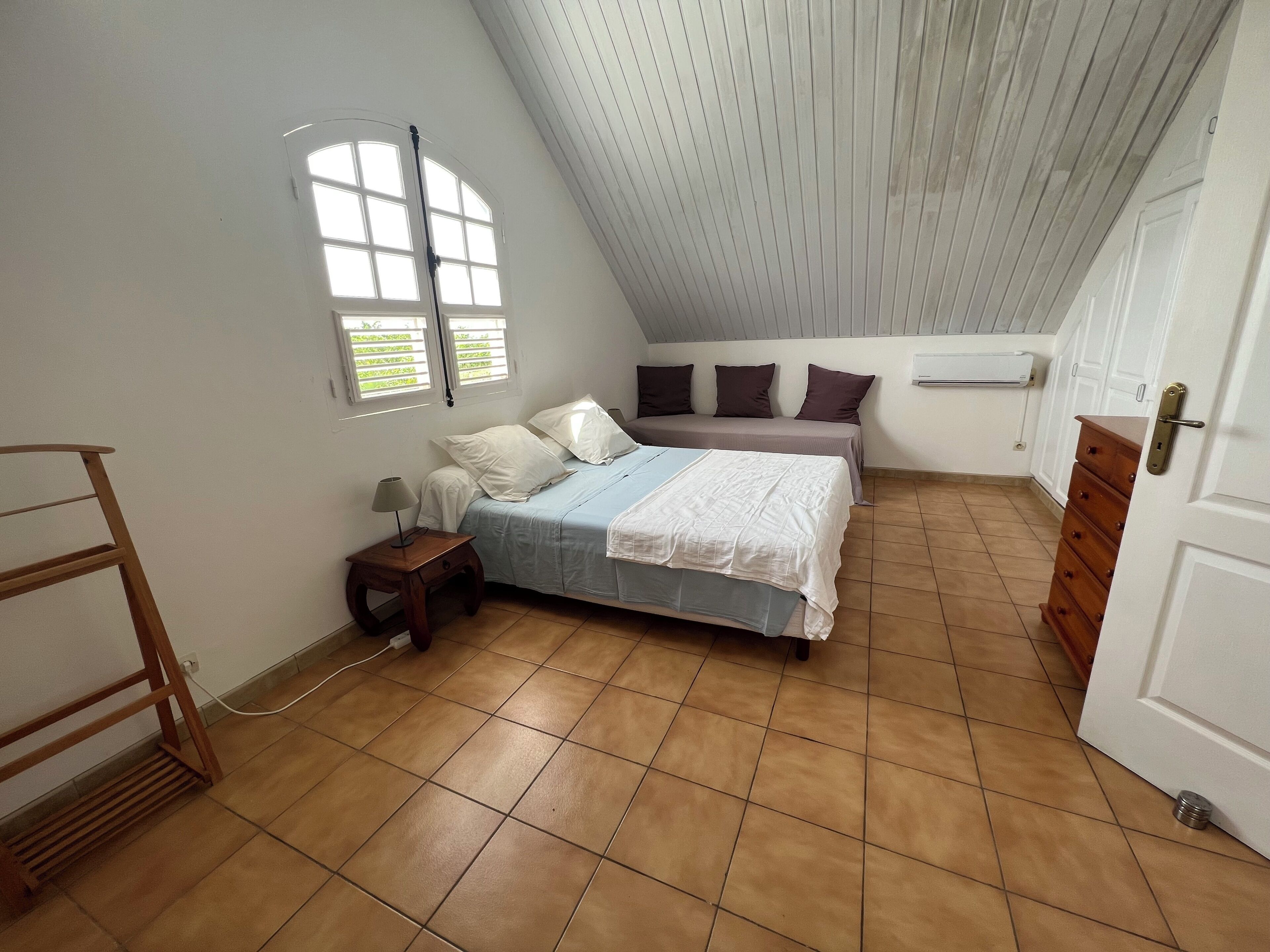 3 chambres, bureau, fer et planche à repasser, lit parapluie