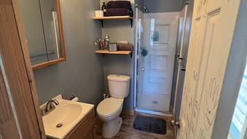 Douche, sĂšche-cheveux, serviettes fournies, papier toilette