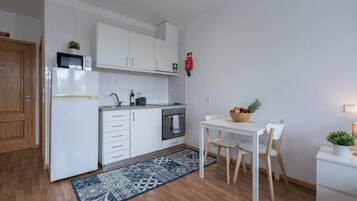 Een koelkast, een magnetron, een oven, een kookplaat