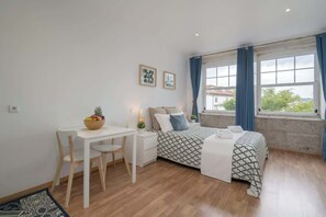 1 bedroom, iron/ironing board, travel cot, WiFi - Precious & Contemporary | Central by HostWise (Porto)
