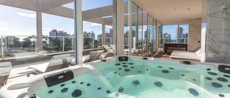 Sauna, bain à remous, soins corporels, massages des tissus profonds