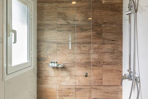 Family Suite | Bathroom | Shower, rainfall showerhead, free toiletries, hair dryer