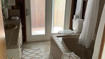 Combined shower/tub, hair dryer, towels, shampoo