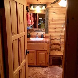 Shower, hair dryer, towels - Cozy Cabin with StunningMountainViews near Resort (Angel Fire)