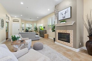 Smart TV, caminetto, libri, studio