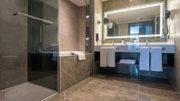 Suíte premium, 1 cama King (High Floor) | Banheiro | Chuveiro, chuveiro com efeito de chuva, secador de cabelo