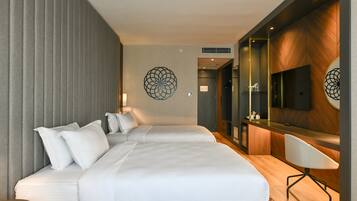 Quarto premium, 2 camas Queen (High Floor) | Frigobar, cofres nos quartos, escrivaninha