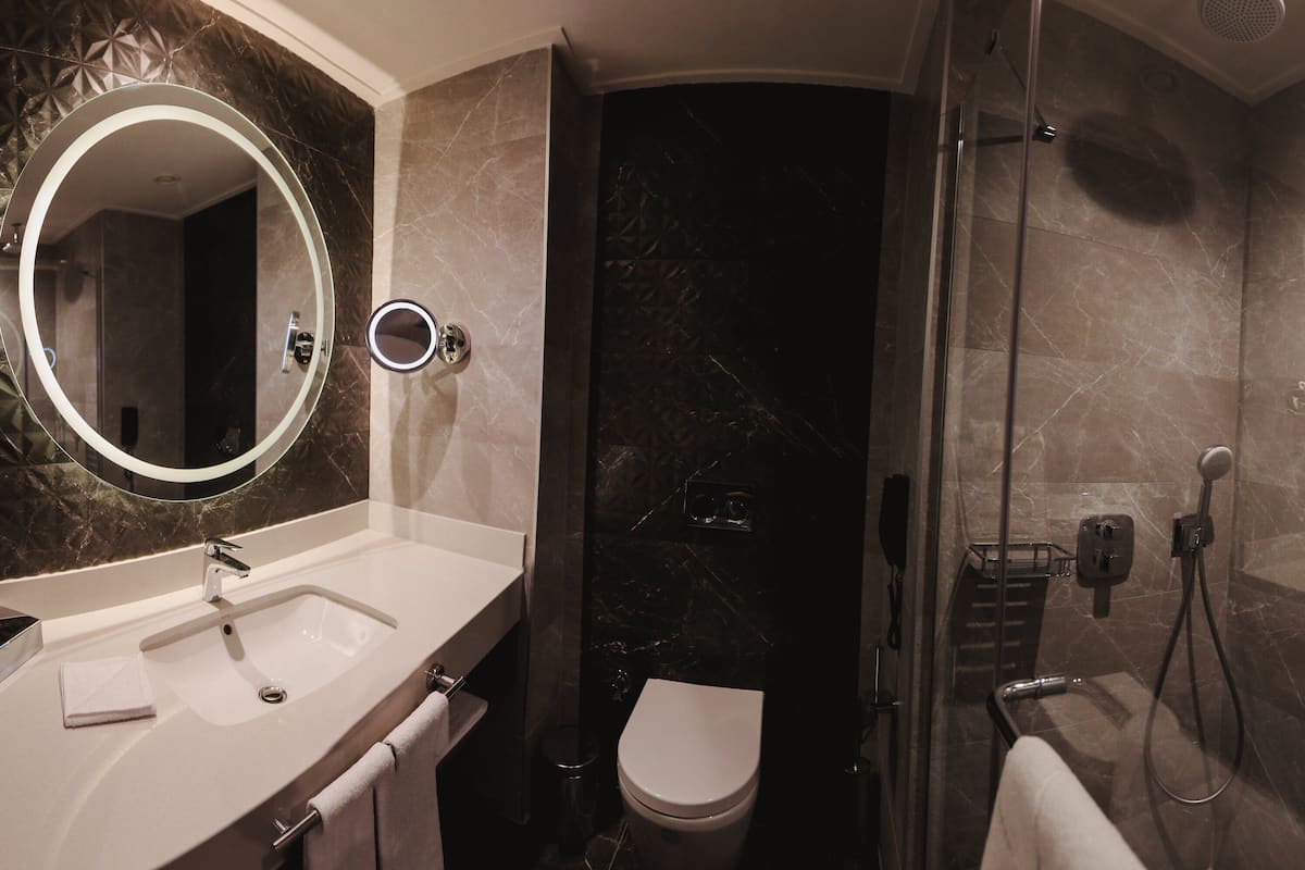 room, 2 single beds, accessible, non smoking | bathroom | shower, rainfall showerhead, hair dryer, bathrobes